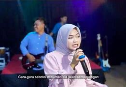 Kunci Gitar Gara Gara Sebotol Minuman